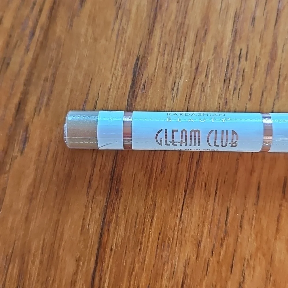 **New** Kardashian Beauty Gleam Club Eye Crayon Stick, Emboss